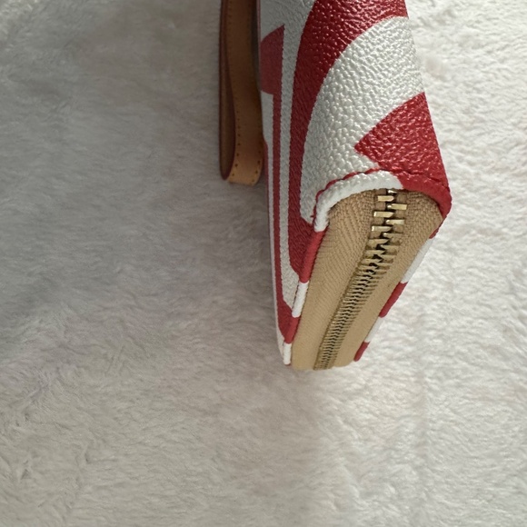 Dooney & Bourke Chevron Large Zip Around Wallet Clutch Wristlet. - Picture 9 of 10